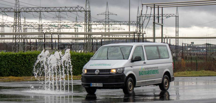 Der Bürgerbus beim Training vor einer Wasserwand.