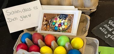 gefärbte Eier in einem Karton.