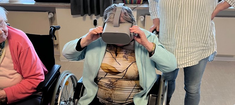 Seniorin mit einer VR-Brille