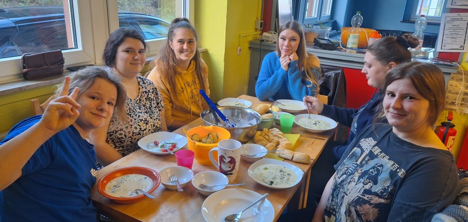 Die Teilnehmerinnen beim gemeinsamen Essen.