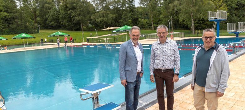 Andreas Heidrich, Karsten Lucke und Hendrik Hering vor dem Schwimmbecken.