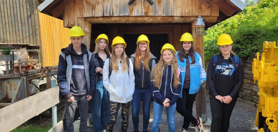 Teilnehmer vor dem Schaubergwerk.