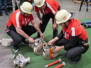 Die Feuerwehrsportler bereiten ihr Feuerwehrgerät für die Übungsstunde vor.