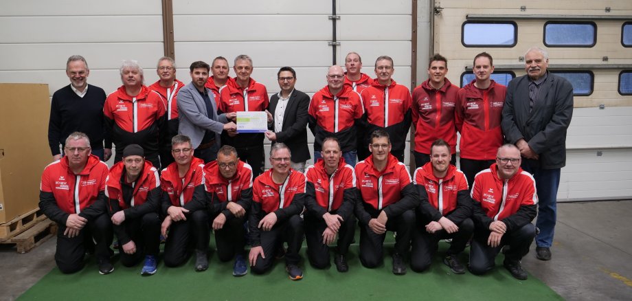 Gruppenbild der Feuerwehrmänner und -frauen