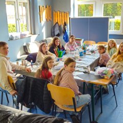 
Angelina Ritter (rechts), freute sich über das große Interesse an ihrem Angebot und die Kreativität der Kinder.